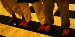Benarkah Sholat dengan Pakaian Menutup Maka Kaki Tidak Sah?