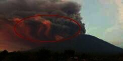 Video: Geger Penampakan Warna Merah di Erupsi Gunung Agung