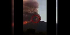 Geger Penampakan `Manusia Raksasa` Saat Gunung Agung Meletus