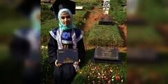 Kisah di Balik Foto Hijaber Cantik Bawa Ijazah ke Makam Ibunda