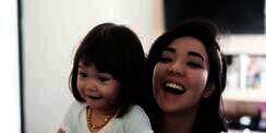 Gisella Asyik Foto, Baby Gempi Malah Lihat Sosok Ini