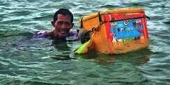 Perjuangan Tukang Es Krim di Tengah Laut