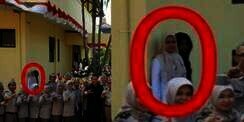 Tak Ikut Foto Bersama, Wanita Ini Ditemani Sosok Misterius