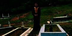Pose Bertoga di Makam Orangtua, Cerita Si Cewek Bikin Nangis