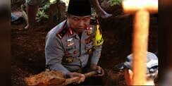 Jenderal Bintang Dua Ikut Gali Kubur untuk Jenazah Pegawai