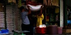 Ada Toko Kelontong, Bagaimana Hukum Belanja di Minimarket?