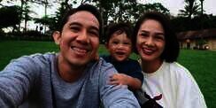 Video Andien Sholat Gendong Anak Dikritik, Ini Pembelaan Suami