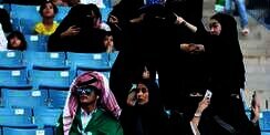 Perempuan Saudi Rayakan Kegembiraan Menonton Bola di Stadion