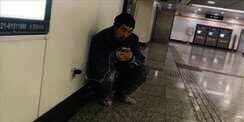 Viral! Buruh Kumal Tiap Malam Duduk di Stasiun, Ternyata...