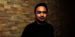 Masya Allah, Bebi Romeo Tepergok Sholat di Trotoar
