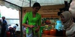 Mencicipi Jamu Racikan si Cantik Mikha Tambayong