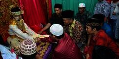Merasa Sudah Merawat, Bolehkah Ayah Tiri Jadi Wali Nikah?