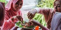 Mengapa Rasulullah Ajarkan Makan dari Pinggir? Ini Rahasianya