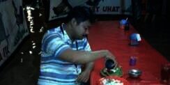Ipunk, Pria yang Asyik Santap Pecel Lele di Tengah Banjir