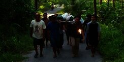 Tak Dipinjami Ambulans, Keluarga Gotong Jenazah Sejauh 7 Km