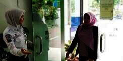 Viral Satpam Berhijab Cantik, Bikin Nasabah Ingin Rajin Nabung
