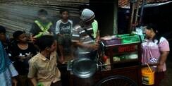 Tukang Bakso Pucat Digeledah Polisi, Endingnya Bikin Happy
