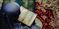 Membaca atau Mendengar Ayat-ayat Ini, Dianjurkan Bersujud