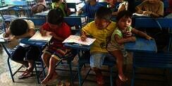 Sekolah Sambil Jaga Adik, Perjuangan Bocah Ini Tuai Pujian