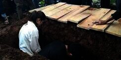 Saat Millendaru Masuk ke Liang Kubur