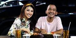 Dinner Romantis Ruben Onsu dan Sarwendah di Warung Kaki Lima