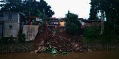 Dinding Sungai Aliran Kali Anak Krukut di Tanah Abang Longsor