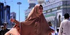 Gaya Kartika Putri yang Istiqamah Berhijab Syari
