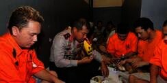 Kapolda Sulsel Makan Bareng Tahanan di Dalam Penjara