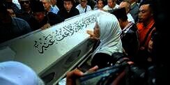 Istri Antar Jenazah Suami ke Makam, Hukumnya?
