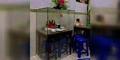 Misteri Meja di Warung Bakmi yang Dikelilingi Kaca, Ternyata..