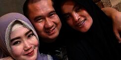 Bu Dendy Tampil Mesra dengan Sang Suami dan Istri Pertama