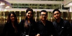 Gaya Hitam Elegan Keluarga Anang Hermansyah di Singapura