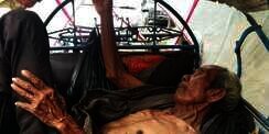 Tukang Becak di Surabaya Tak Sadar Simpan Uang Puluhan Juta