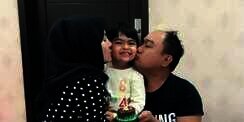 Kecantikan Istri Komedian Aziz Gagap Curi Perhatian