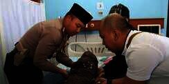Cerita di Balik Kapolres Karawang Gendong Jasad Bayi Calista