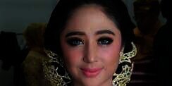 Gelar Resepsi, Coba Tengok Dandanan Dewi Perssik Ini