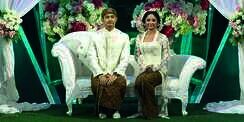 Dewi Perssik dan Angga Wijaya Gelar Resepsi Romantis