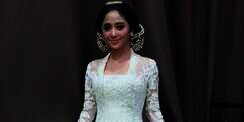 Kebaya Dewi Perssik di Resepsi Pernikahan Curi Perhatian