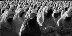 Amalan Sunah Pembeda Wanita dan Pria saat Sholat