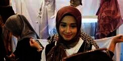 Kegembiraan Laudya Cynthia Bella Buka Gerai Hijab di IFW 2018