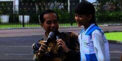 Bocah Ini Berani Menepuk-nepuk Pundak Jokowi