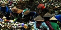 Temukan Tumpukan Uang di Tempat Sampah, Pemulung Ini Malah...