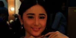 Dewi Perssik Tampil Berdaster, Wajah Polosnya Bikin Pangling!