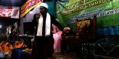 Ustaz Ini Tiba-tiba Melompat Kaget Saat Ceramah, Ada Apa?