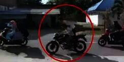 2 Siswa SMA Pamer Aksi di Atas Motor, Ujungnya Nyungsep ke Got