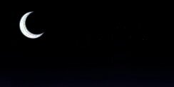 Fenomena `Bulan Muda Peluk Bulan Tua` Ini Terjadi Awal Ramadan