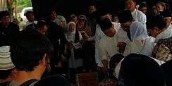 Tangis Pilu di Pusara Menantu Hatta Rajasa