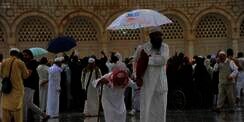 Mekah Dilanda Cuaca Ekstrem, Jemaah Umroh Diminta Waspada