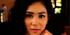 Intip Gaya Rambut dan Riasan Natural Bunga Zainal, Manglingi!