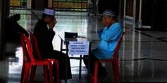 Jangan Panggil Mustahik ke Rumah, Ini Adab Bayar Zakat